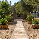 Villa Algarve 4 Ensuite Bedrooms, Private Swimming Pool, Beautiful Gardens With Water Features And Natural Bio Pool Almancil