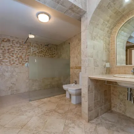 Algarve, Portugal With Pool 4 Ensuite Bedrooms, Private Pool, And Beautiful Gardens *
