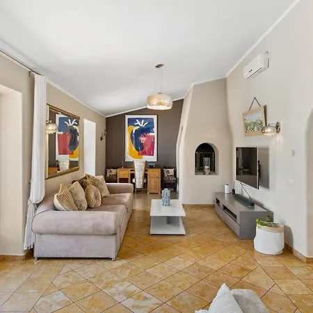 Villa Algarve, Portugal With Pool 4 Ensuite Bedrooms, Private Pool, And Beautiful Gardens *