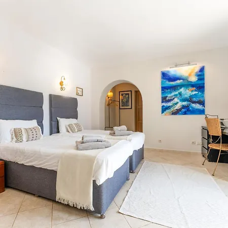 Algarve, Portugal With Pool 4 Ensuite Bedrooms, Private Pool, And Beautiful Gardens *