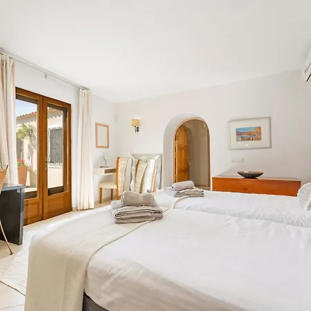 Algarve, Portugal With Pool 4 Ensuite Bedrooms, Private Pool, And Beautiful Gardens