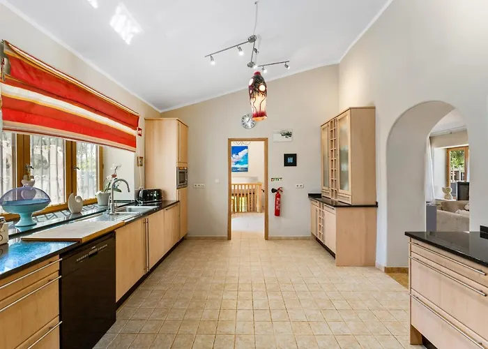 Villa Algarve 4 Ensuite Bedrooms, Private Swimming Pool, Beautiful Gardens With Water Features And Natural Bio Pool Almancil