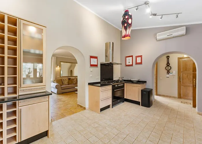 Algarve 4 Ensuite Bedrooms, Private Swimming Pool, Beautiful Gardens With Water Features And Natural Bio Pool