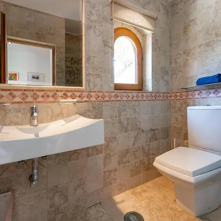 Algarve 4 Ensuite Bedrooms, Private Swimming Pool, Beautiful Gardens With Water Features And Natural Bio Pool *